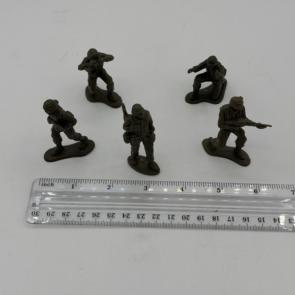 Small Black  Vintage Soldier Figures Plastic War Toy - Set of 5 Soldier Figures - Picture 5 of 7